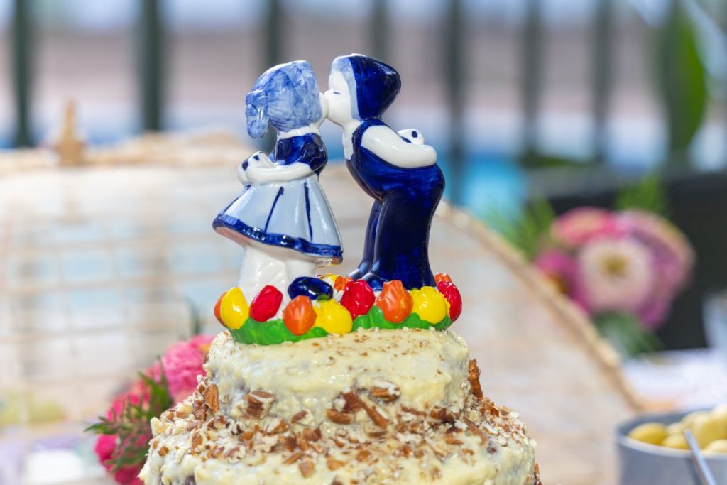 Bruiloft met bruidspaar bij taart