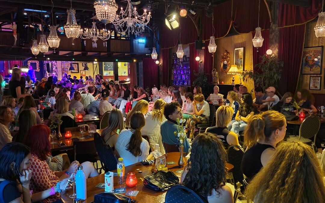 Besloten feest met dansende gasten