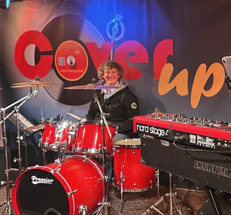 Drummer achter drumkit