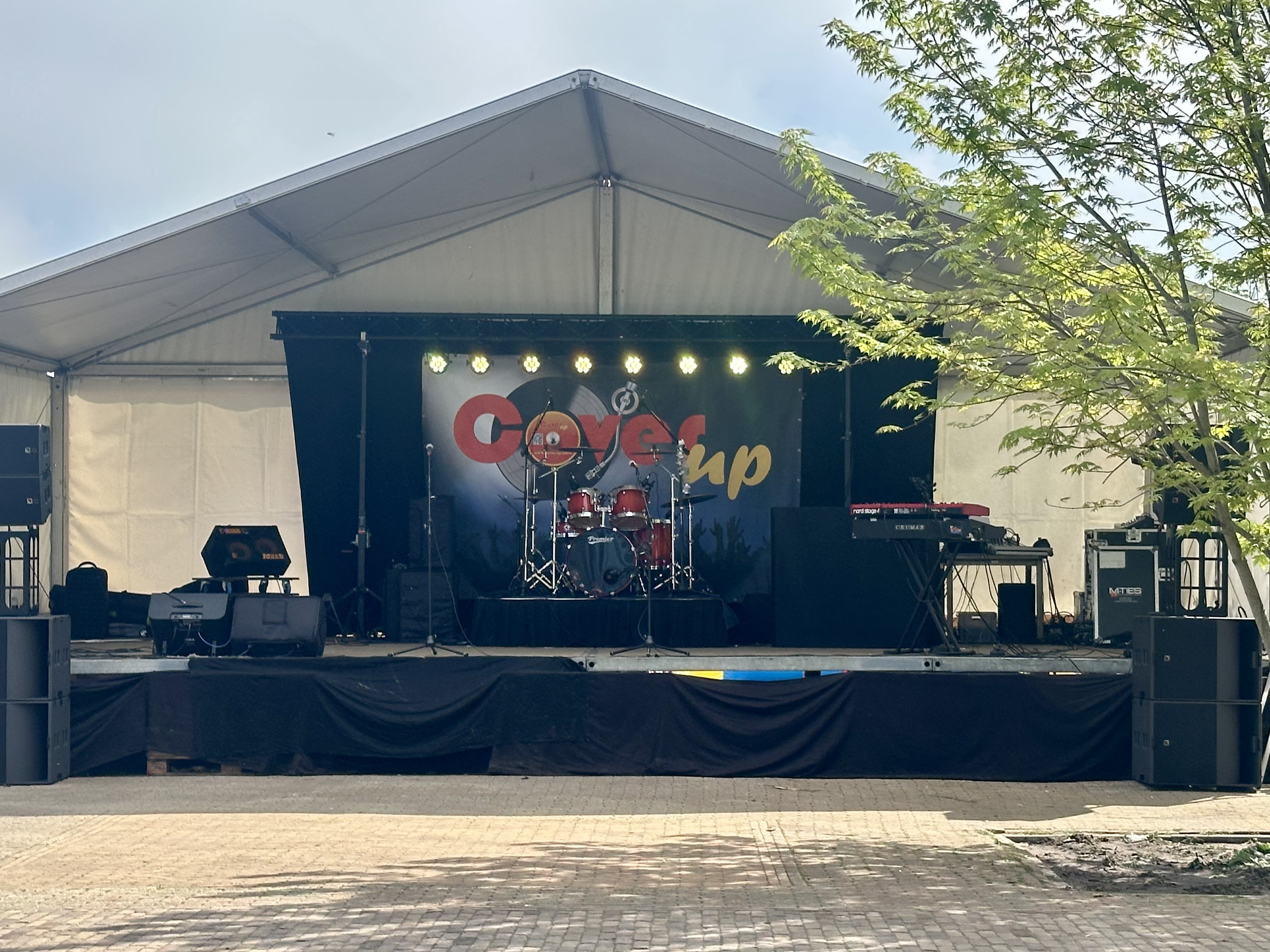 CoverUp podium met banner