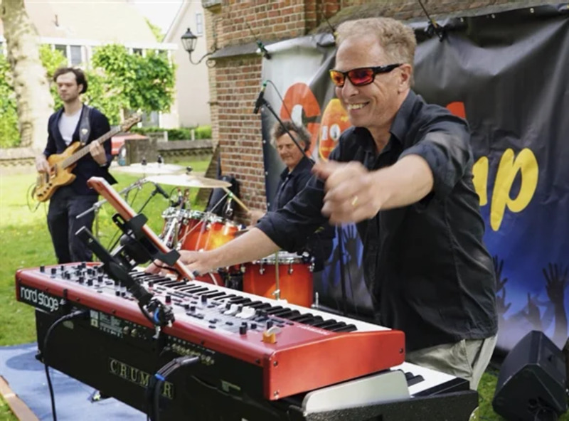 Ron aan keyboard outdoor